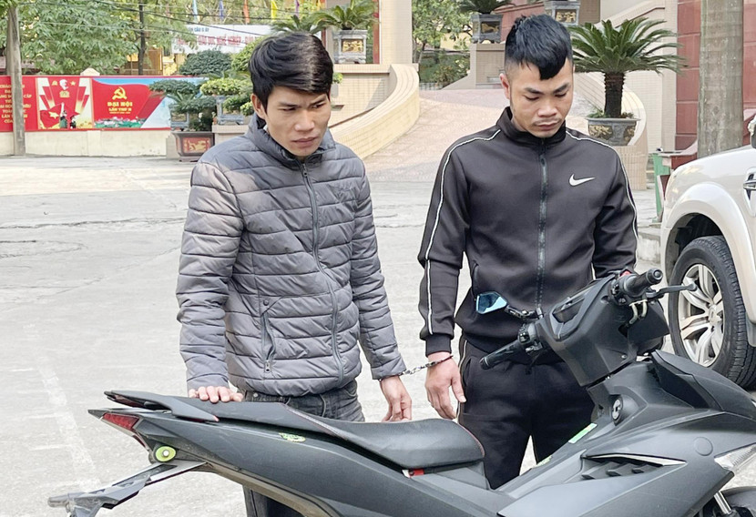 Nguyễn Xuân Công và Lưu Ngọc Lộc cùng chiếc xe là phương tiện gây án Nguyễn Xuân Công và Lưu Ngọc Lộc cùng chiếc xe là phương tiện gây án