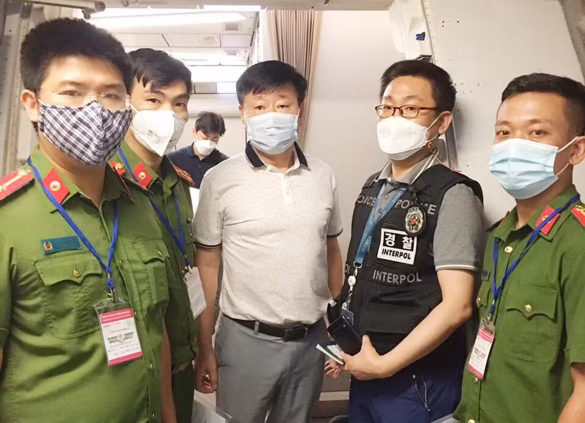 Công an quận Bắc Từ Liêm bàn giao đối tượng Shin Youngho cho Cảnh sát Quốc gia Hàn Quốc