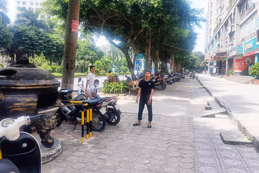 Cơ quan CSĐT CAH Thanh Oai thực hiện dẫn giải 2 đối tượng Vũ Đức Đạt và Lê Văn Mạnh đến hiện trường một vụ trộm cắp xe máy Cơ quan CSĐT CAH Thanh Oai thực hiện dẫn giải 2 đối tượng Vũ Đức Đạt và Lê Văn Mạnh đến hiện trường một vụ trộm cắp xe máy