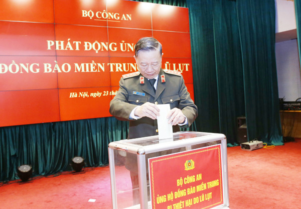 Đại tướng Tô Lâm ủng hộ đồng bào miền Trung