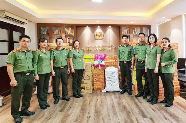 Chỉ huy và CBCS Phòng An ninh kinh tế tập kết hàng hóa để vận chuyển ra ga tàu đưa vào Quảng Trị