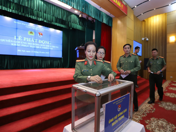 Đại biểu dự hội nghị quyên góp ủng hộ đồng bào miền Trung