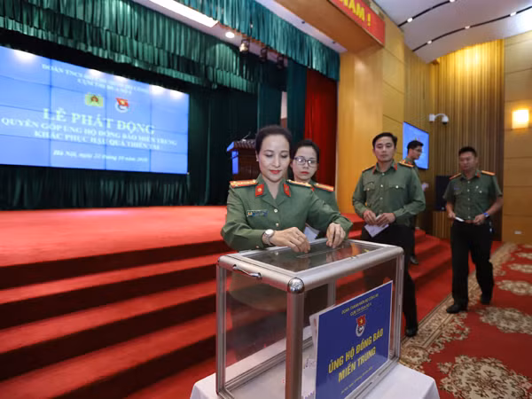 Đại biểu dự hội nghị quyên góp ủng hộ đồng bào miền Trung