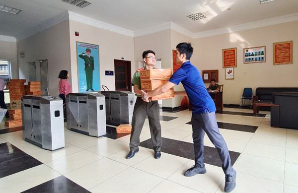 Vận chuyển hàng hóa ra ga Hà Nội