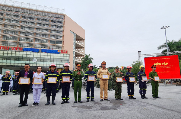 Đại tá Trần Ngọc Dương tặng Giấy khen của Giám đốc Công an thành phố cho các cá nhân có thành tích xuất sắc trong tham gia diễn tập Đại tá Trần Ngọc Dương tặng Giấy khen của Giám đốc Công an thành phố cho các cá nhân có thành tích xuất sắc trong tham gia diễn tập