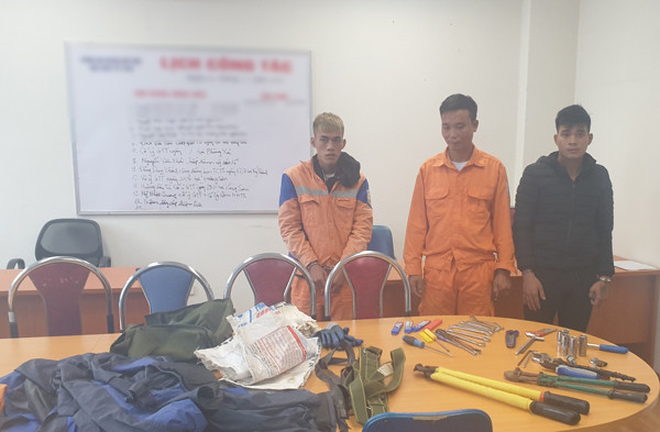 Các đối tượng cùng tang vật vụ án