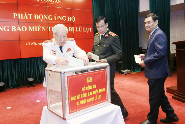 Các đại biểu tham dự buổi lễ ủng hộ đồng bào miền Trung