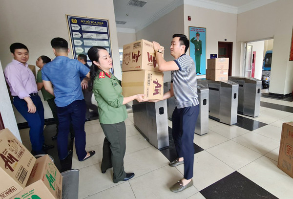 Không chỉ là những hàng hóa thiết thực mà còn là tấm lòng của người chiến sỹ Phòng An ninh kinh tế đến với đồng bào gặp thiên tai tại tỉnh Quảng Trị