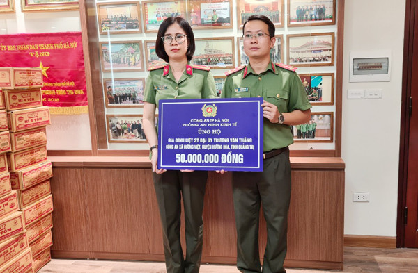 Cũng trong dịp này, đơn vị đã gửi tặng 50 triệu đồng đến gia đình liệt sỹ CAND Trương Văn Thắng, Công an xã Hướng Việt, huyện Hướng Hóa, tỉnh Quang Trị hy sinh trong khi cứu trợ đồng bào