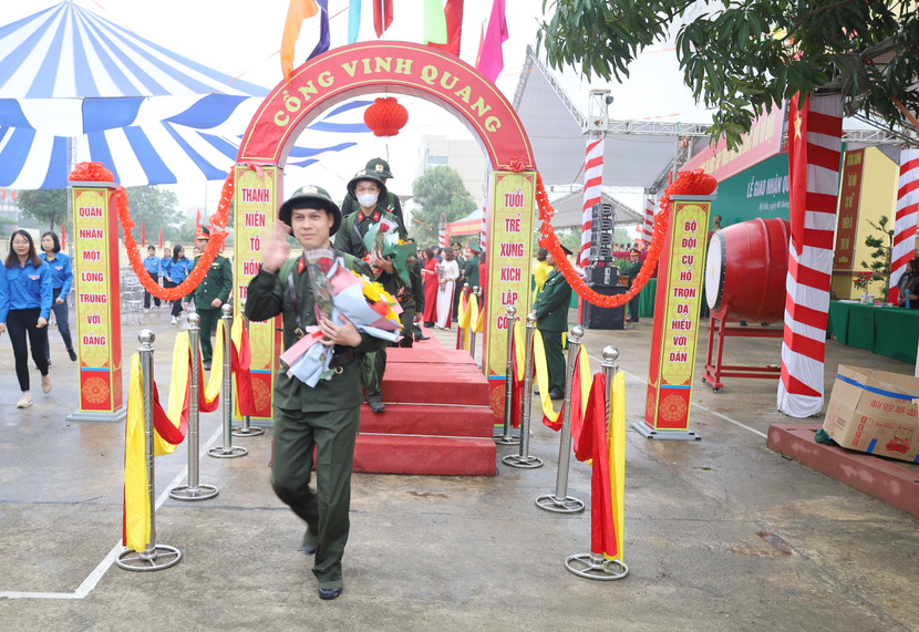 Qua cổng vinh quang, thanh niên ưu tú huyện Mỹ Đức hành quân về đơn vị Qua cổng vinh quang, thanh niên ưu tú huyện Mỹ Đức hành quân về đơn vị