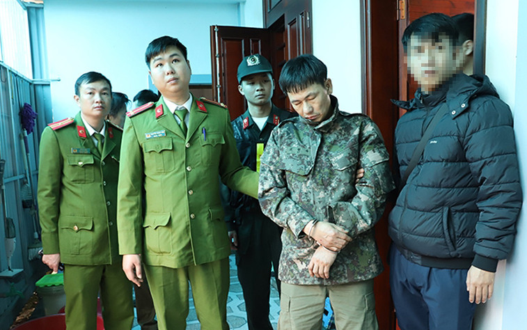 Lực lượng công an dẫn giải Hoài về khám xét tại nhà Lực lượng công an dẫn giải Hoài về khám xét tại nhà