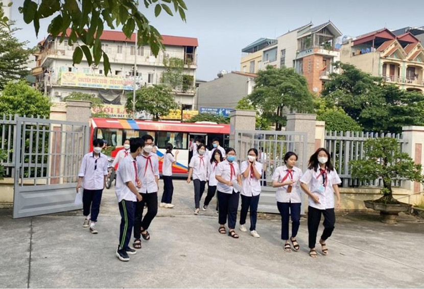 Các em học sinh được đưa đón bằng xe ô tô đến trụ sở CAP Phúc Diễn để cấp CCCD