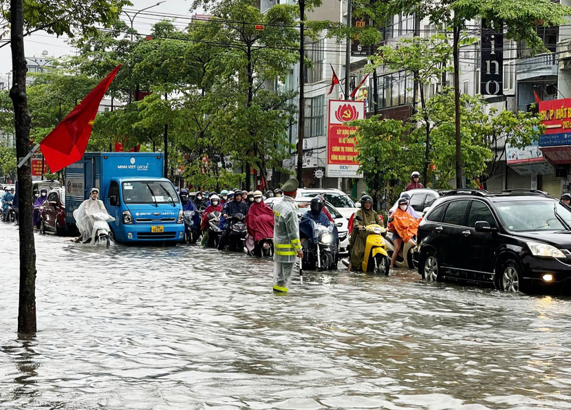 CBCS Công an xã Hoài Đức ngâm mình trong nước phân luồng giao thông CBCS Công an xã Hoài Đức ngâm mình trong nước phân luồng giao thông