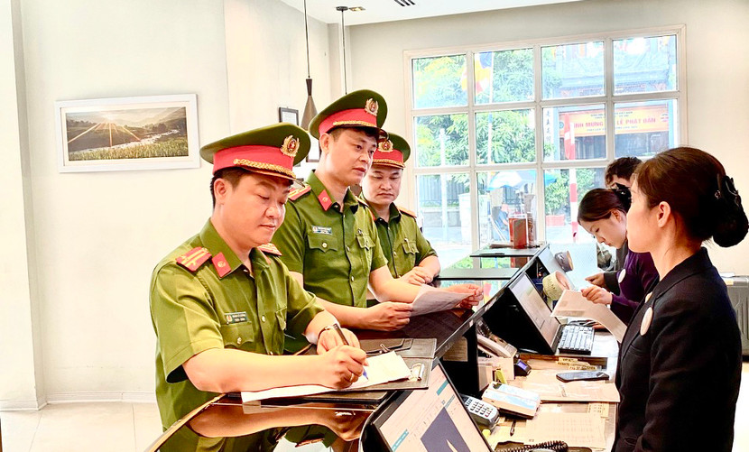 Cùng với công tác kiểm tra, CBCS Phòng Cảnh sát QLHC về TTXH hướng dẫn các cơ sở thực hiện đúng quy định về quản lý cư trú