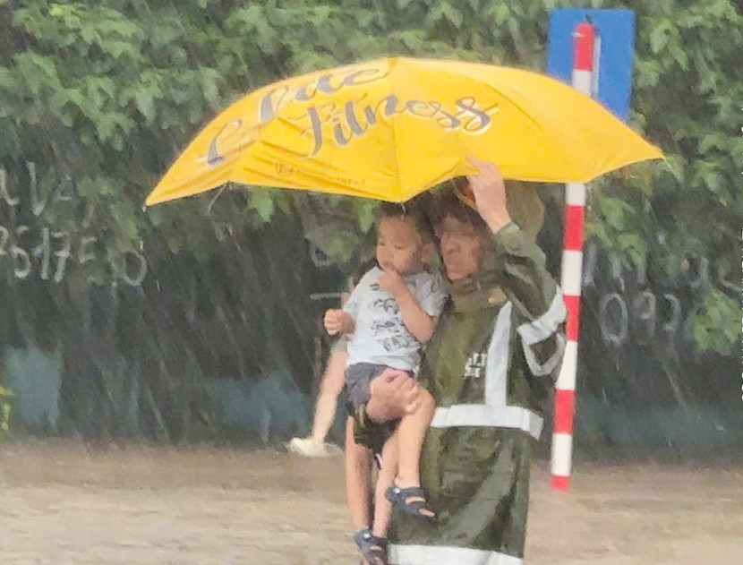 Hình ảnh đẹp người chiến sỹ Công an phương Từ Liêm trong cơn mưa lớn sáng 26-8