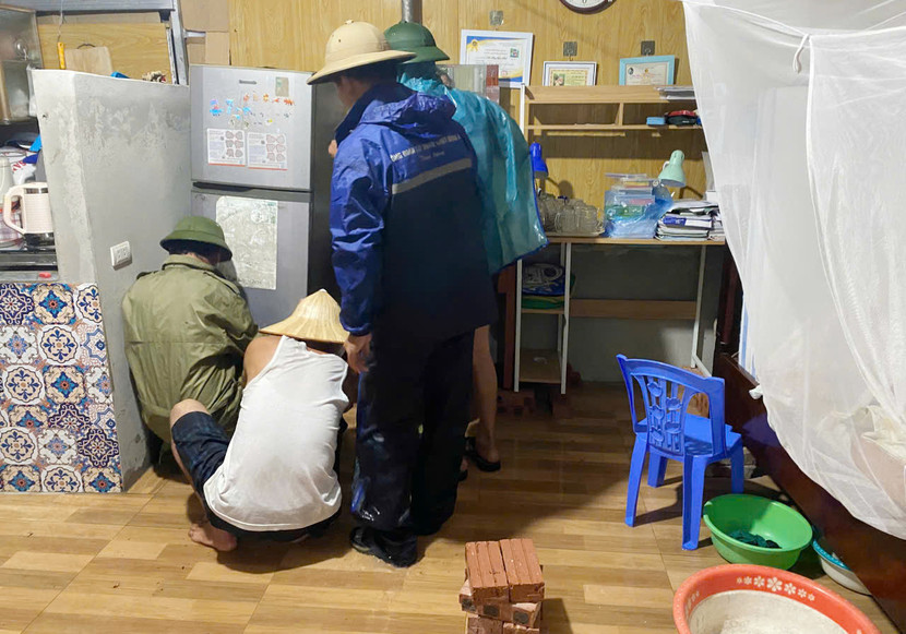 Hỗ trợ nhân dân kê đồ đạc phòng chống ngập úng