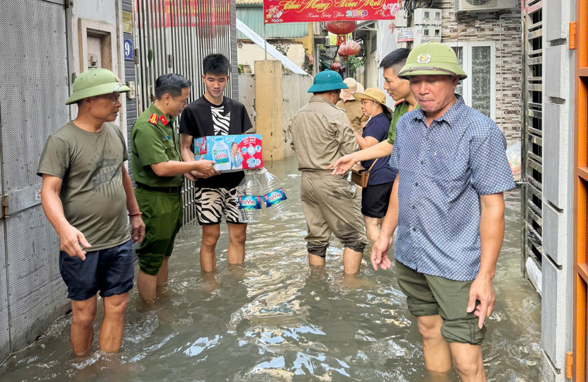 Chỉ huy Công an phường Xuân Phương trực tiếp vào khu vực ngập lụt trao quà cho nhân dân Chỉ huy Công an phường Xuân Phương trực tiếp vào khu vực ngập lụt trao quà cho nhân dân