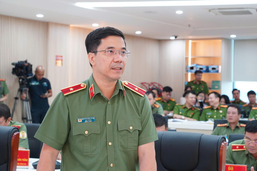 Thiếu tướng Nguyễn Hồng Phong, Cục trưởng Cục An ninh nội địa trao đổi về công tác đảm bảo an ninh lễ kỷ niệm