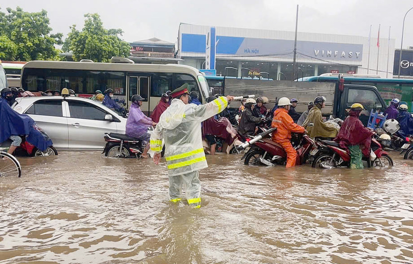 CBCS - CAP Yên Nghĩa phân luồng giao thông tại điểm ngập úng