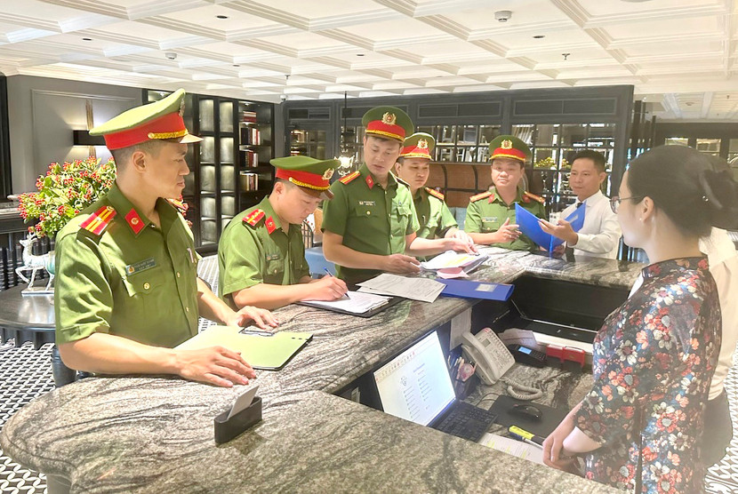 CBCS Đội Đăng ký, quản lý vũ khí, vật liệu nổ, công cụ hỗ trợ; ngành, nghề kinh doanh có điều kiện về an ninh trật tự và con dấu, Phòng Cảnh sát QLHC về TTXH, CATP Hà Nội kiểm tra khách sạn trên địa bàn