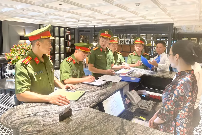 CBCS Đội Đăng ký, quản lý vũ khí, vật liệu nổ, công cụ hỗ trợ; ngành, nghề kinh doanh có điều kiện về an ninh trật tự và con dấu, Phòng Cảnh sát QLHC về TTXH, CATP Hà Nội kiểm tra khách sạn trên địa bàn