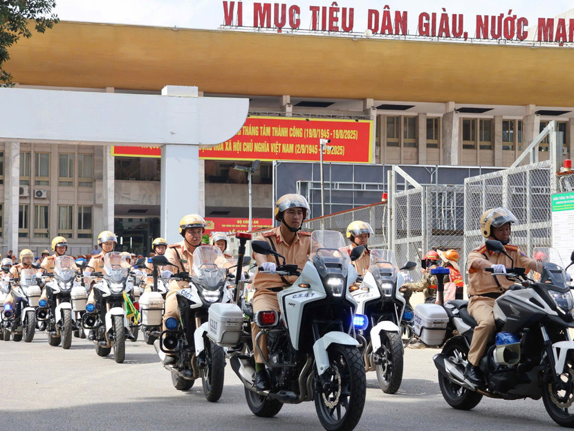 Biểu dương lực lượng trên đường phố Hà Nội Biểu dương lực lượng trên đường phố Hà Nội