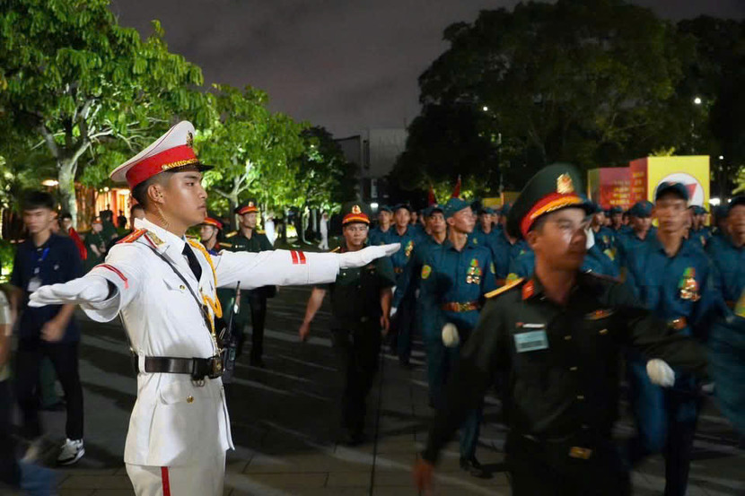 Phân luồng, hướng dẫn các khối diễu binh, diễu hành