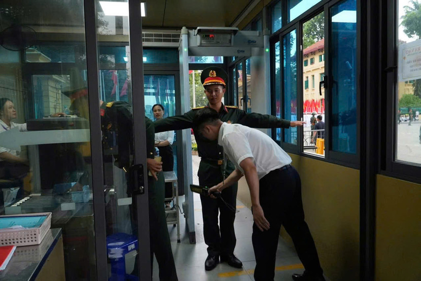 Kiểm tra người vào khu vực an ninh