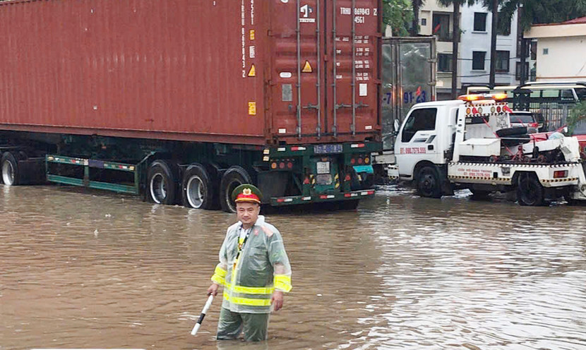 &quot;Cọc tiêu&quot; giữa biển nước