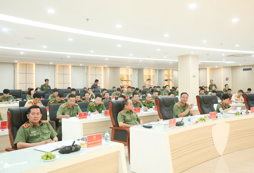 Thượng tướng Phạm Thế Tùng chủ trì phần thảo luận