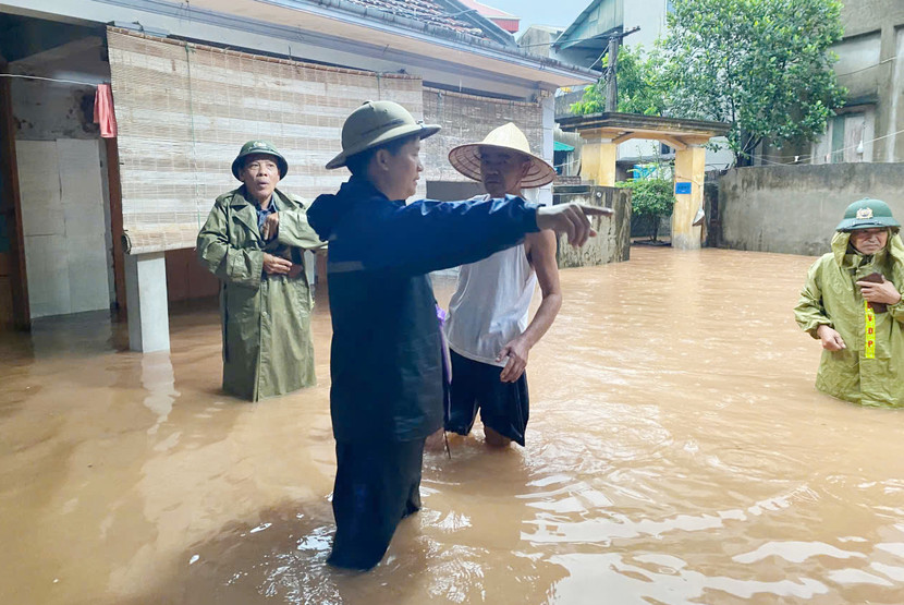 CAP và lực lượng bảo vệ dân phố rà soát các hộ dân gia đình bị ngập nước