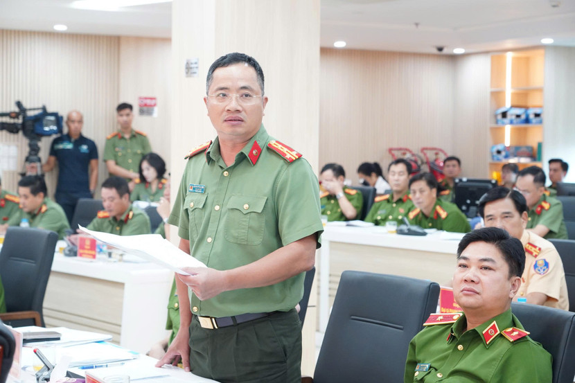 Đại tá Nguyễn Thành Long, Phó Giám đốc CATP trao đổi tại hội nghị