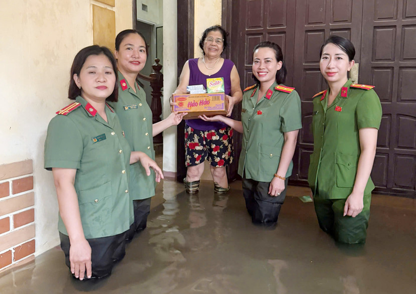 Tổ công tác Công an phường Xuân Phương trao quà cho bà Trần Thị Hường Tổ công tác Công an phường Xuân Phương trao quà cho bà Trần Thị Hường