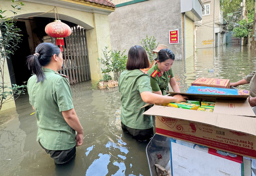 Sau 3 ngày, nước vẫn rút với tốc độ rất chậm, nữ CBCS Công an phường Xuân Phương lội nước, đẩy thuyền trao quà cho nhân dân Sau 3 ngày, nước vẫn rút với tốc độ rất chậm, nữ CBCS Công an phường Xuân Phương lội nước, đẩy thuyền trao quà cho nhân dân