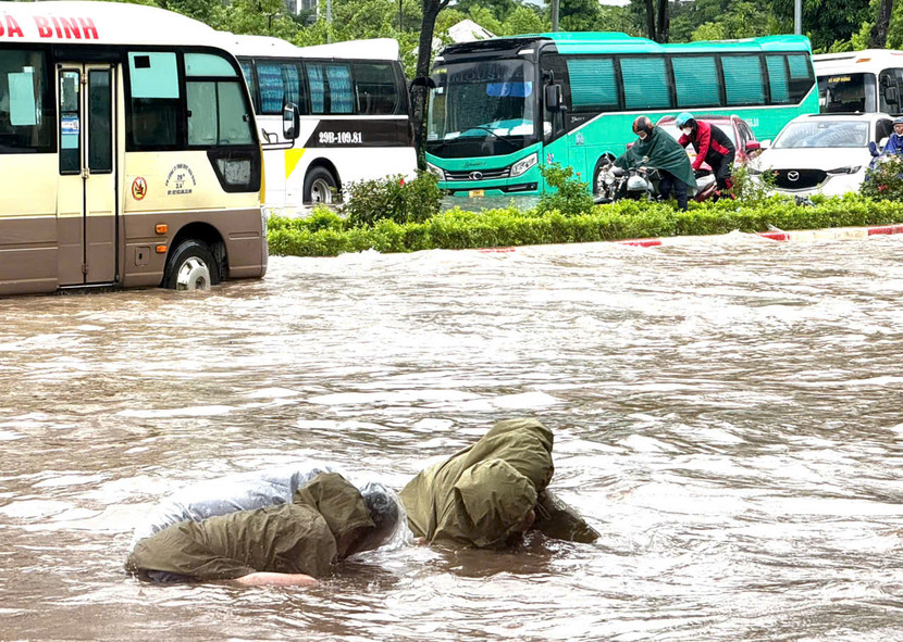 Lực lượng Công an phường Từ Liêm phối hợp cơ quan chức năng xử lý tắc đường ống thoát nước