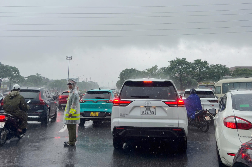 CBCS CAP Từ Liêm đội mưa trực phân luồng giao thông