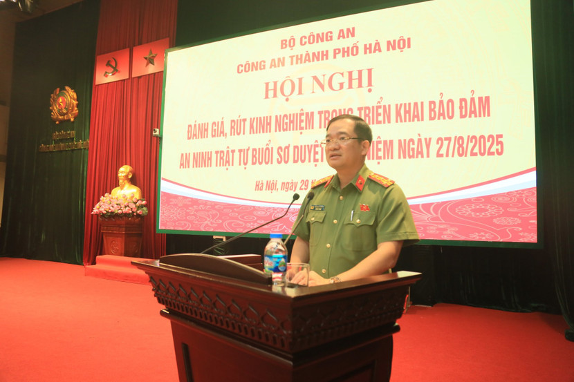 Đại tá Đoàn Đức Thắng, Trưởng phòng Tham mưu báo cáo kết quả thực hiện nhiệm vụ của CATP trong buổi sơ duyệt ngày 27-8 Đại tá Đoàn Đức Thắng, Trưởng phòng Tham mưu báo cáo kết quả thực hiện nhiệm vụ của CATP trong buổi sơ duyệt ngày 27-8