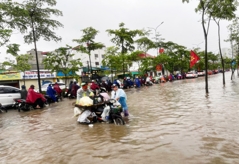 Hỗ trợ nhân dân qua đoạn ngập sâu Hỗ trợ nhân dân qua đoạn ngập sâu