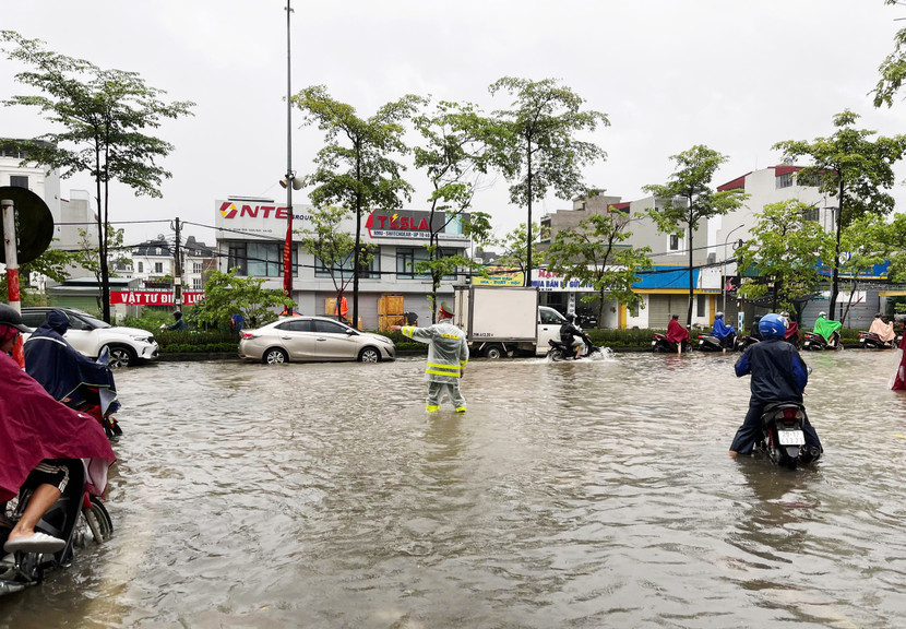Liên tục cảnh báo người dân điểm ngập sâu để nhân dân không lưu thông qua Liên tục cảnh báo người dân điểm ngập sâu để nhân dân không lưu thông qua