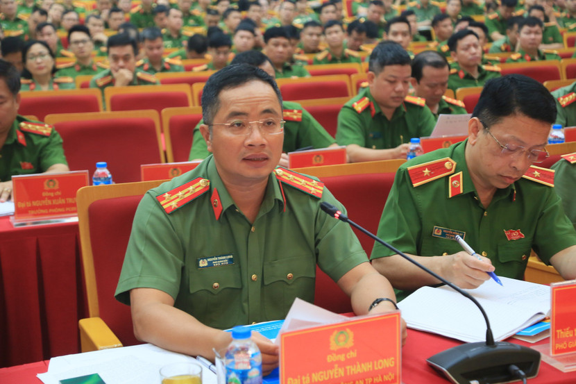 Đại tá Nguyễn Thành Long, Phó Giám đốc CATP điều hành thảo luận tại hội nghị Đại tá Nguyễn Thành Long, Phó Giám đốc CATP điều hành thảo luận tại hội nghị