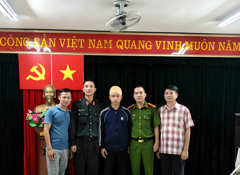 Anh Nguyễn Mạnh Hùng đến Phòng Cảnh sát cơ động chúc mừng Ngày truyền thống lực lượng CAND và cá nhân đồng chí Tạ Tuấn Anh (Đại úy Tạ Tuấn Anh đứng thứ 2 từ trái sang)