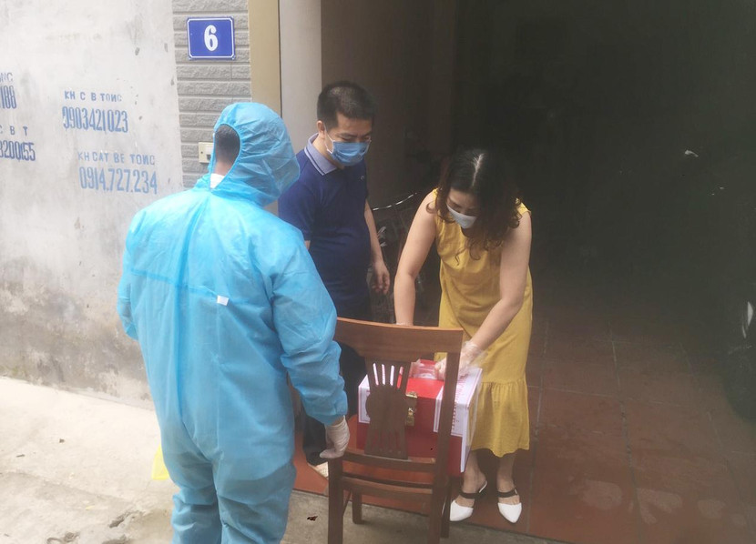 Quyết tâm thực hiện thắng lợi nhiệm vụ kép đảm bảo an toàn phòng chống dịch Covid 19 và thực hiện quyền và nghĩa vụ công dân trong ngày bầu cử, cán bộ chiến sỹ CAQ phối hợp với các thành viên tổ bầu cử mang hòm phiếu phụ đến từng người dân bị cách ly để tham gia bỏ phiếu