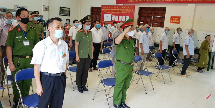 Lễ khai mạc bầu cử diễn ra trong không khí trang trọng, nhưng vẫn đảm bảo khoảng cách 2m để phòng chống dịch Covid 19