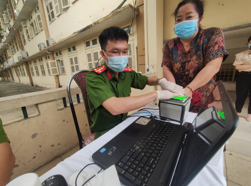 Bà Bùi Thanh Thủy, phường Kim Liên vui mừng vì không phải mất thêm một ngày để đi làm CCCD