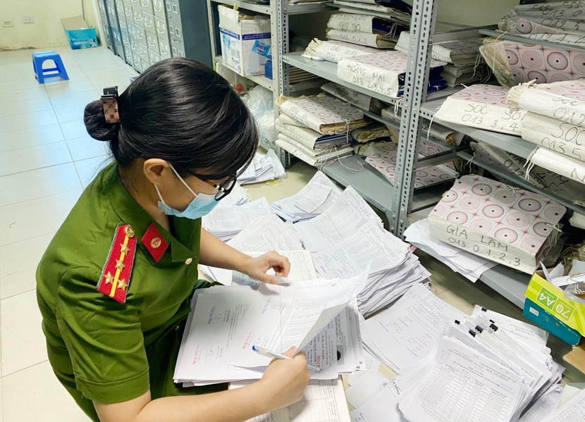 Bất kể nơi nào cũng trở thành nơi làm việc của các chị, thậm chí chỉ với chiếc ghế nhựa