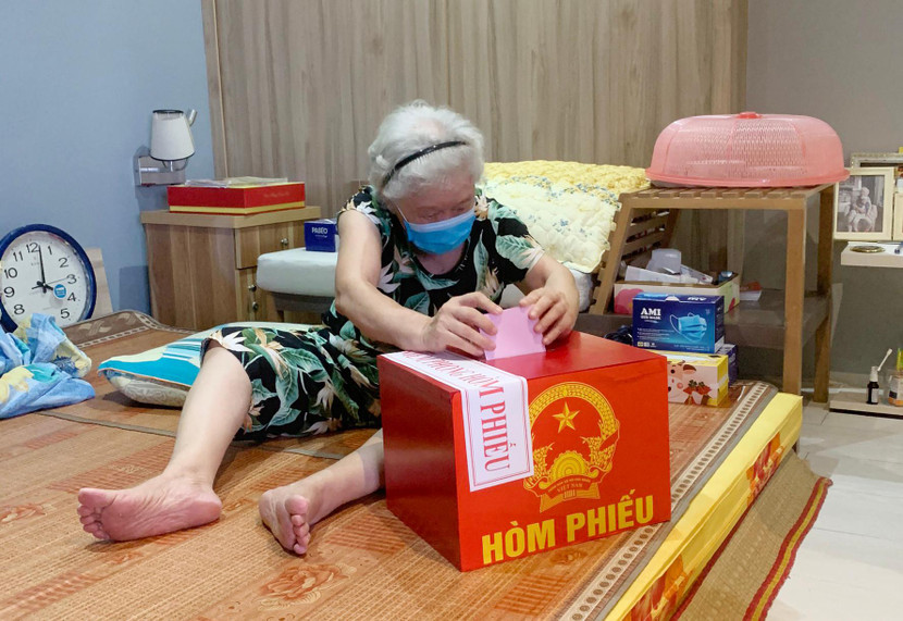 Tại khu vực bỏ phiếu số 9, tổ dân phố 17, phường Xuân Đỉnh lực lượng CAQ phối hợp với các thành viên tổ bầu cử mang hòm phiếu phụ đến tận nhà người già yếu để bỏ phiếu bầu cử