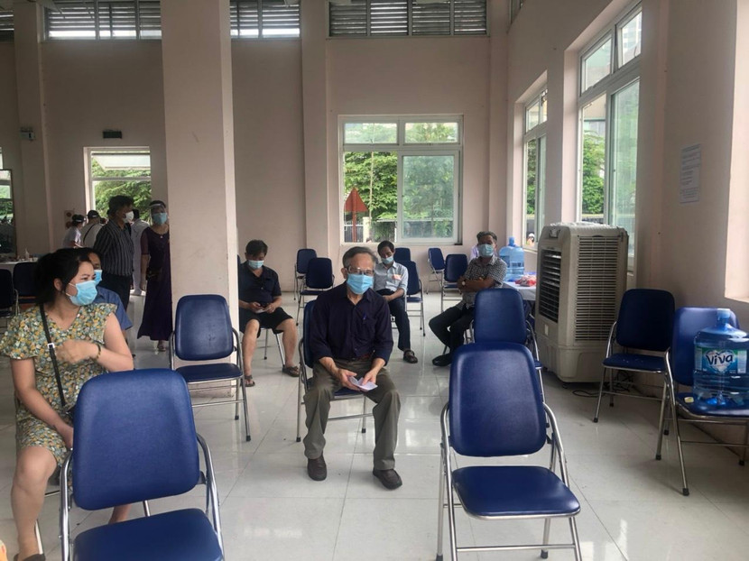 CAQ Nam Từ Liêm bố trí cho người dân chỗ ngồi đảm bảo khoảng cách an toàn để phòng chống dịch bệnh