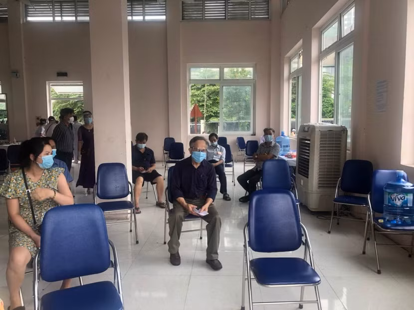 CAQ Nam Từ Liêm bố trí cho người dân chỗ ngồi đảm bảo khoảng cách an toàn để phòng chống dịch bệnh