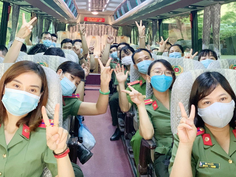 Mang theo nụ cười và biểu tượng chiến thắng, các y, bác sỹ CAND quyết tâm hoàn thành nhiệm vụ tại tâm dịch Bắc Giang Mang theo nụ cười và biểu tượng chiến thắng, các y, bác sỹ CAND quyết tâm hoàn thành nhiệm vụ tại tâm dịch Bắc Giang