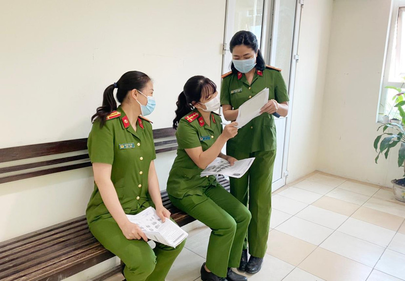 Những ngày nắng nóng, mất điện, hành lang cũng đã trở thành nơi các chị tận dụng để làm việc